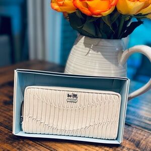 Coach creamy white Wallet New never used